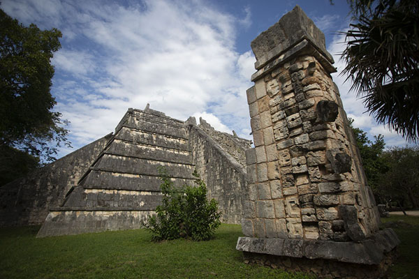 Picture of Chichén Itzá (Mexico): Pillar with sculpted decorations and the Osario Pyramid behind