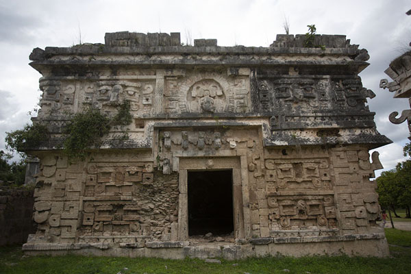 Foto de The Cámara del Este of the Nunnery has the most elaborate decorations of the complexChichén Itzá - Mexico