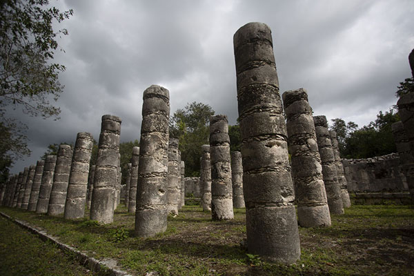 Foto van Dozens of columns at the Grupo de las Mil ColumnasChichén Itzá - Mexico