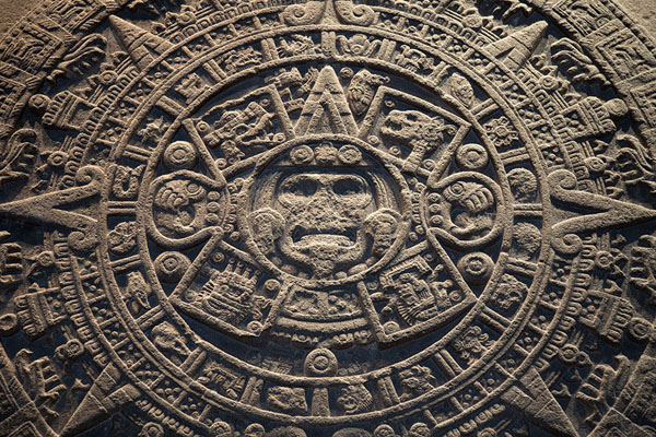 Foto di Close-up of the large solar stone used for sun worship in the Mexica cultureMuseo nazionale di antropologia - Messico