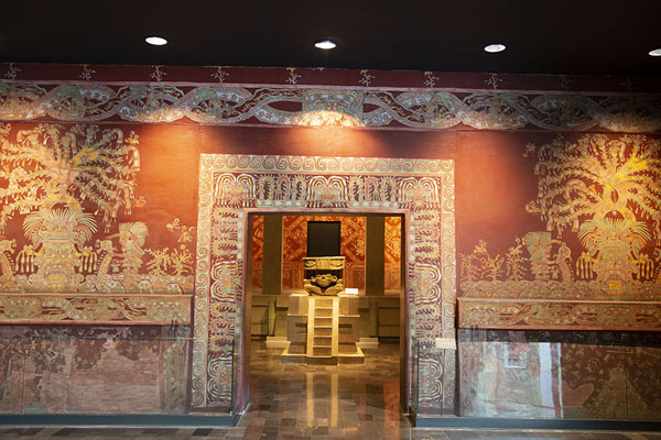 Foto di Intricately decorated wall in the museum with sculpture on display in the next roomMuseo nazionale di antropologia - Messico