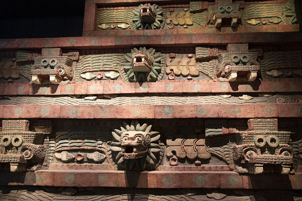 Foto de Detail of the pyramid of the feathered serpentMuseum Nacional de Antropologia - Mexico