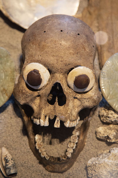 Foto van Skull with decorated eye sockets recovered from a tombNationaal Museum van Anthropologie - Mexico