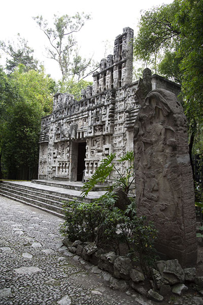 Photo de Small temple outside the museumMusée national de anthropologie - le Mexique