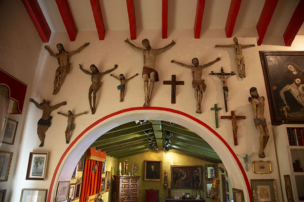 Foto van Collection of Jesuses in one of the roomsCuernavaca - Mexico