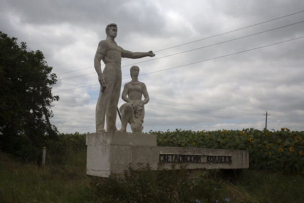 Foto de Big sculpted sign statues pointing the way to a collegeCarbalia - Moldavia