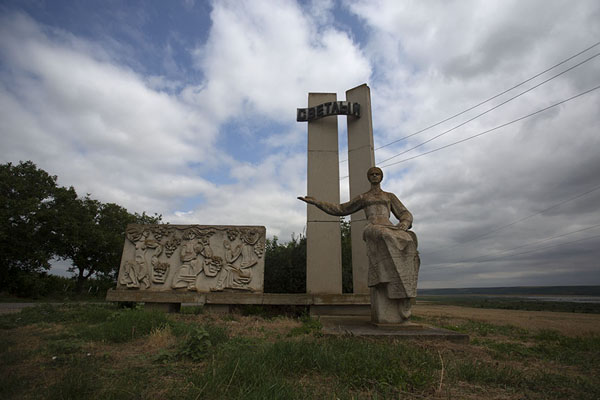 Marker for Svetlii village with statue | Carbalia | Moldavia