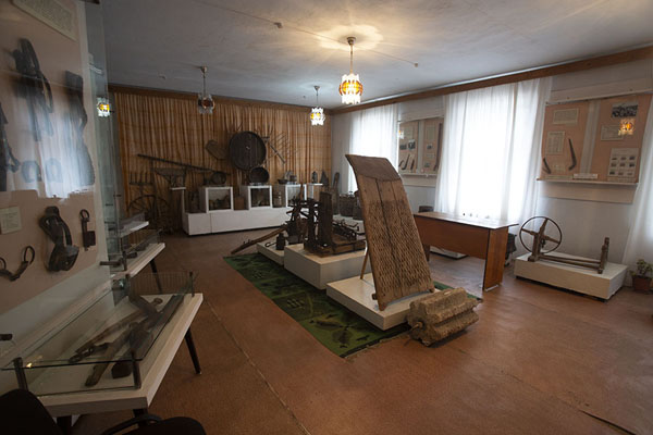 Foto van One of the rooms of the history museum with a variety of objectsComrat - Moldavië