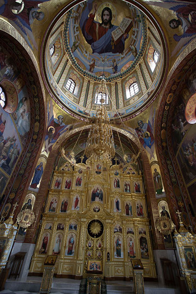 Picture of Curchi monastery (Moldova): Looking up the interior of Naşterea Domnului church in Curchi monastery