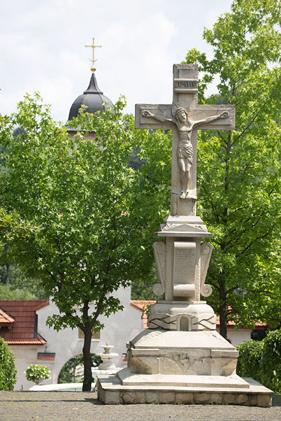 Statue with Jesus on a cross and entrance gate in the background | Monastère de Curchi | Moldavie