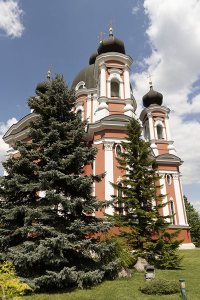 The Naşterea Domnului church on the grounds of Curchi, which has the highest dome of Moldova | Monasterio de Curchi | Moldavia