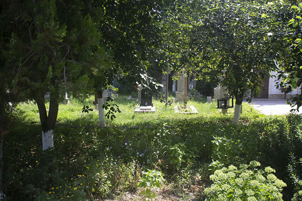 Part of the cemetery on the monastery grounds | Monastère de Kitskany | Moldavie