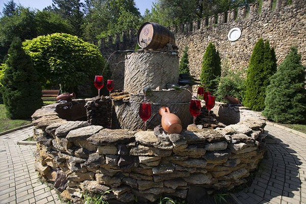 Photo de Fountain with wine outside the Mileștii Mici wineriesMileștii Mici - Moldavie