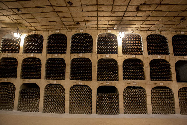 Row of compartments holding wine in one of the many galleries in Mileștii Mici | Mileștii Mici wijnkelders | Moldavië