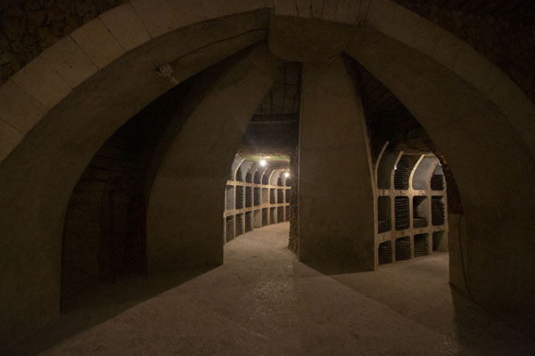 Photo de Several galleries in a row in the underground cellar complex of Mileștii MiciMileștii Mici - Moldavie