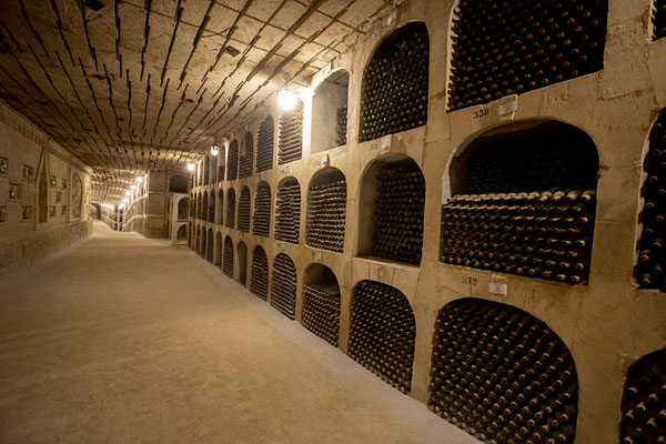 Photo de Gallery with many thousands of bottle of wine in Mileștii Mici - Moldavie - Europe