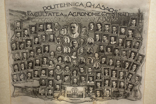 Picture with students of the Agronomy faculty of Chisinau in 1938-9 | Nationaal Museum van de Geschiedenis van Moldavië | Moldavië