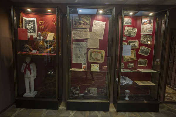 Photo de Pictures of Stalin, bustes of Lenin, clippings from newspapers: collection of Soviet memorabiliaChisinau - Moldavie