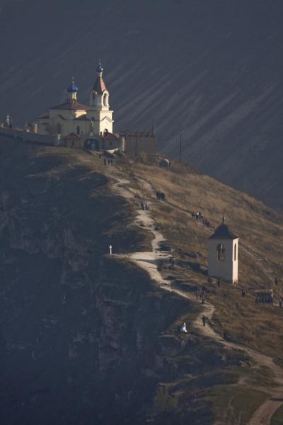 Foto van Road leading over the ridge right above the cliff face of Orheiul VechiOrheiul Vechi - Moldavië