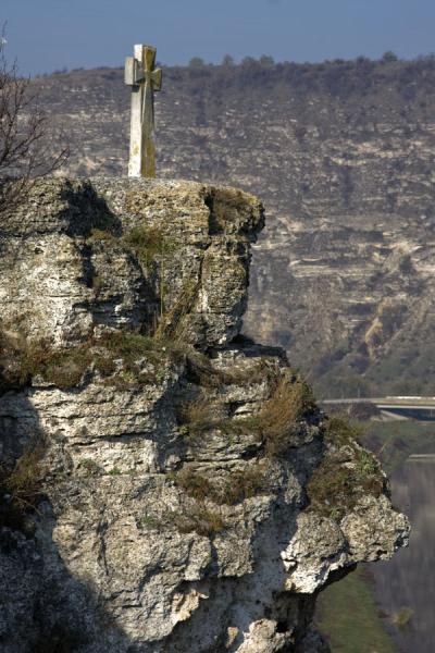 The stone cross right above the Birth of Holy Virgin Church | Pestera Hermitage | Moldavië