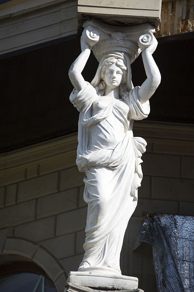 Female statue supporting a roof of a mansion on Gypsy Hill | Mansiones de gitanos de Soroca | Moldavia