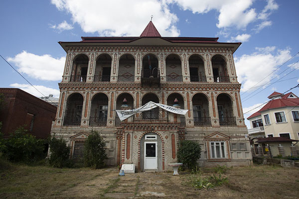 A mansion of palace-like proportions on Gypsy Hill | Soroca Gypsy mansions | Moldova