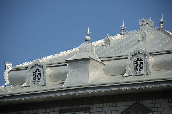 Roof with metallic decorations on a mansion on Gypsy Hill | Soroca Gypsy mansions | Moldova