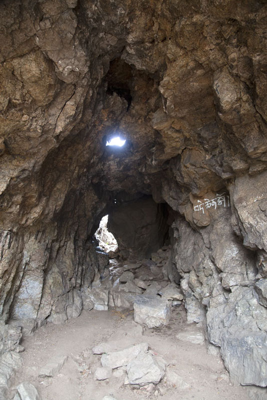 Foto van The rebirth cave can only be entered through a narrow opening in the rocks - Mongolië - Azië
