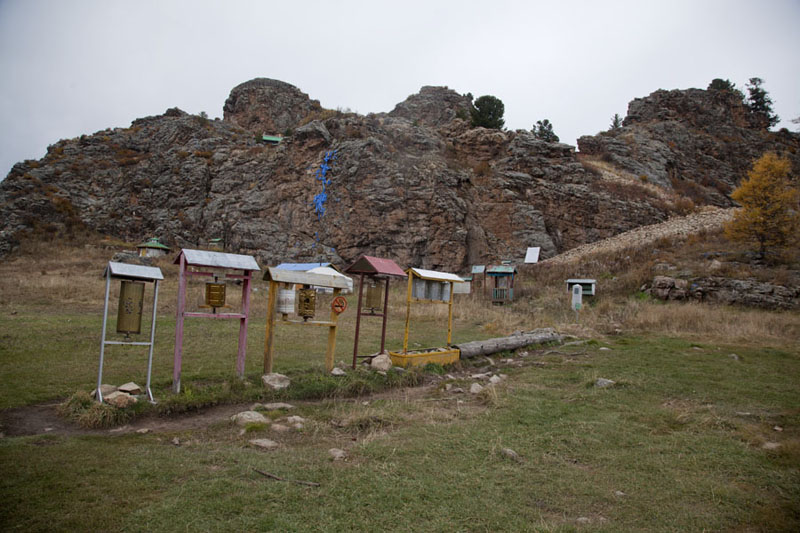 Foto de View of the rocky outcrop of Tövkhön Khiid with prayer wheels in the foregroundTövkhön Khiid - Mongolia