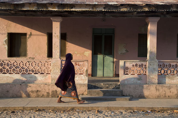 Foto de Veiled girl walking a colonnaded street of IboIbo - Mozambique