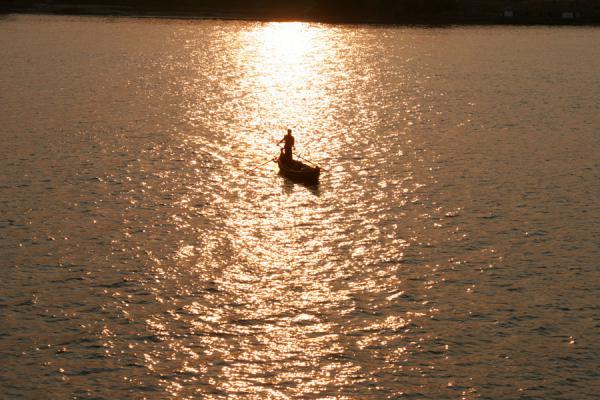 Foto de Rowing on the Ayeyarwady river around sunset - Myanmar - Asia