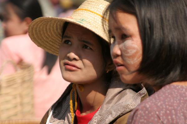 Two young women on a market in the streets | Faces de la Birmanie | Myanmar