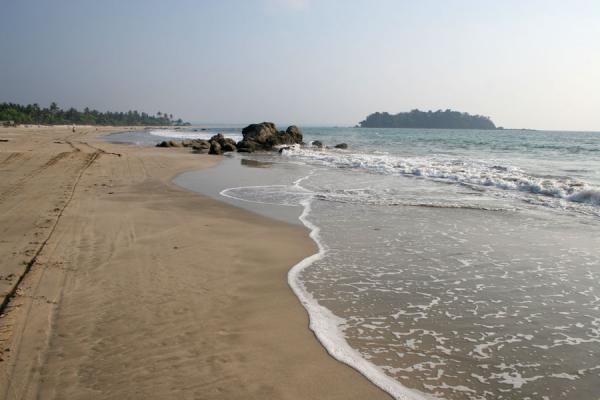 Foto van Part of Ngwe Saung Beach with the rocky island in the backgroundMyanmar - Myanmar