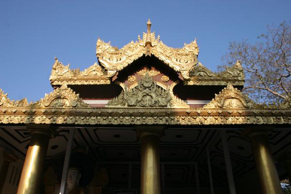 Foto van One of the many temples of the Shwedagon Pagoda - Myanmar - Azië