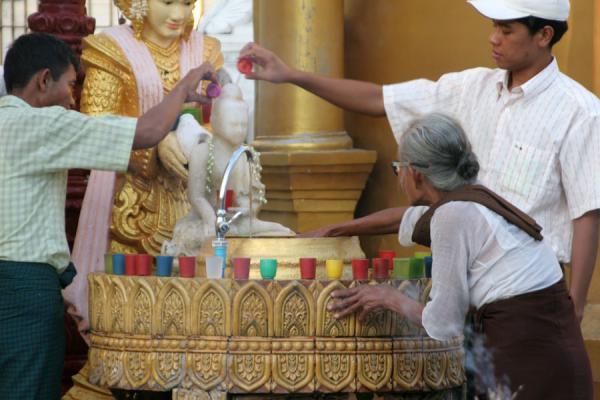 Photo de Buddhists engaged in religious rituals at the base of the stupaMyanmar - Myanmar