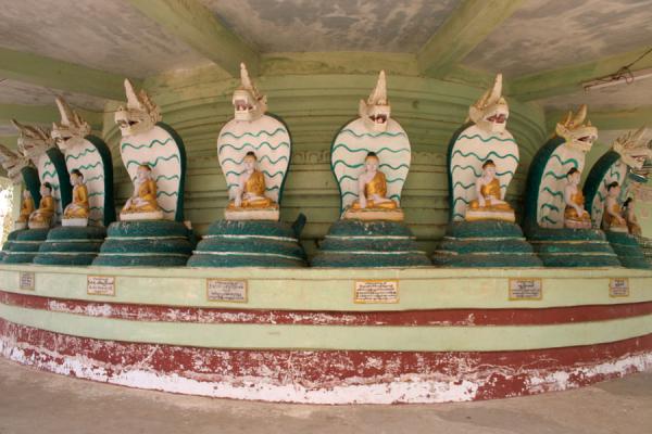 One of the newer snake statues of the Snake Pagoda | Pagode des serpents (Paleik) | Myanmar