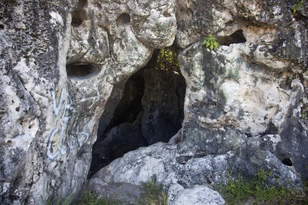 Foto di The entrance to the Hole in the Wall hike: the entrance to so-called VB barAnabar - Nauru