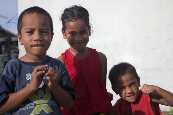 Picture of Nauruan people (Nauru): Showing off for the camera: kids in Location