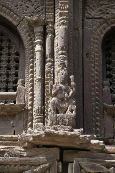 Wooden carved statues embellishing window frame | Durbar Square | Népal
