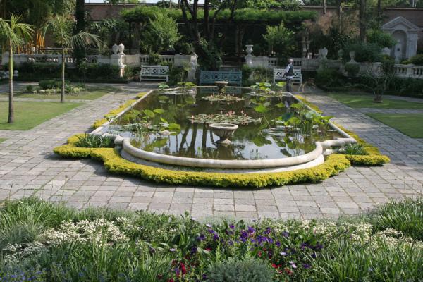 Pond in the Garden of Dreams | Jardín de los Sueños | Nepal