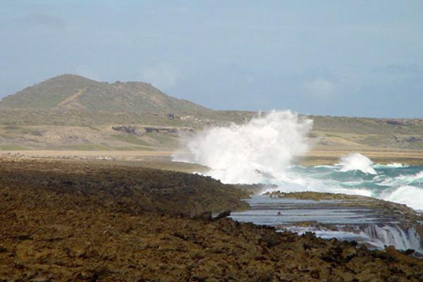 Foto van Waves breaking on the shores on the North side of the islandCuracao - Nederlandse Antillen