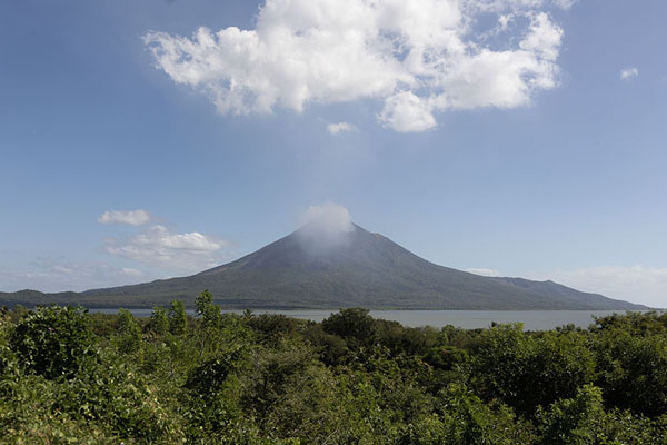 Foto di Momotombo, the volcano whose eruption in 1610 caused León Viejo to be abandonedLeón viejo - Nicaragua