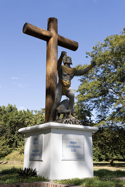 Foto van Cross with statue representing the victims of the Spanish invadersLeón viejo - Nicaragua