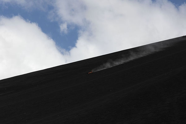 Foto de Sandboarding down the slopes of Cerro Negro - Nicaragua - América