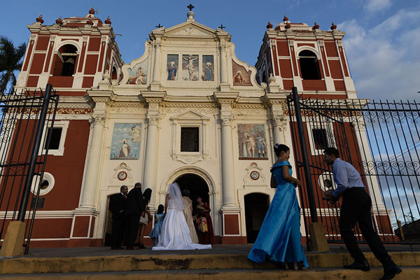 Foto van Nicaragua (Couple getting married at the Calvario church of León)