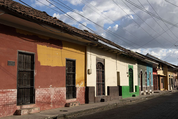 Photo de Street with typical houses in LeónLeón - le Nicaragua