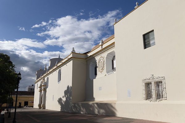 Foto van Side view of the Iglesia de la MercedLeón - Nicaragua
