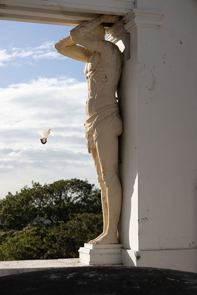 Photo de Titan sculpture carrying a beam in the cathedral of León - le Nicaragua - Amérique