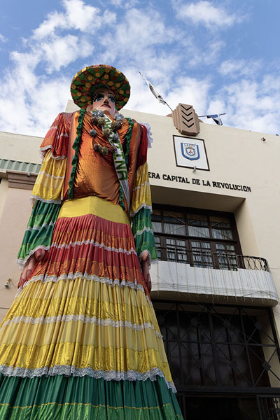 Photo de Looking up La Gigantona, a traditional figure in the streets of León - le Nicaragua - Amérique
