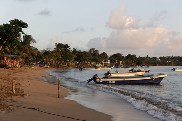 Foto van Boats in the surf at the beach of the only village on Little CornLittle Corn island - Nicaragua